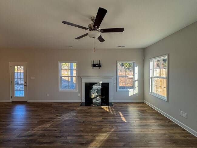 Building Photo - Stunning 4 Bed Home with Fenced Backyard