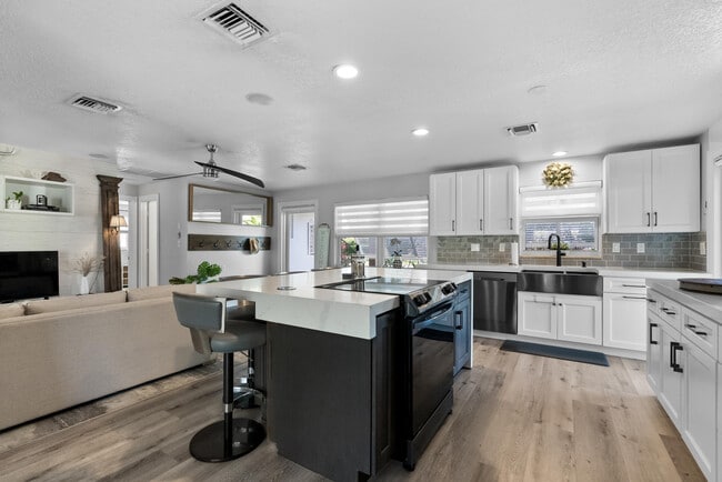 Building Photo - 1605 Treemont Ave