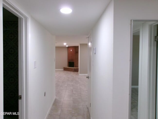 Building Photo - 6253 Dew Dr