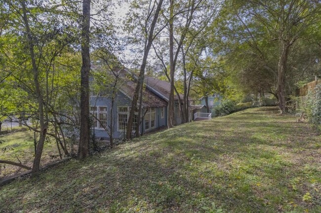 Building Photo - 113 Dell St