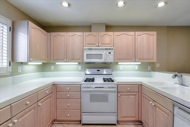 Building Photo - 990 Alpine Terrace