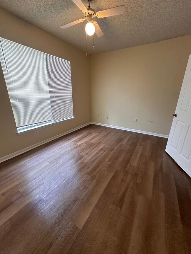 Building Photo - 13013 Mulberry Park Dr