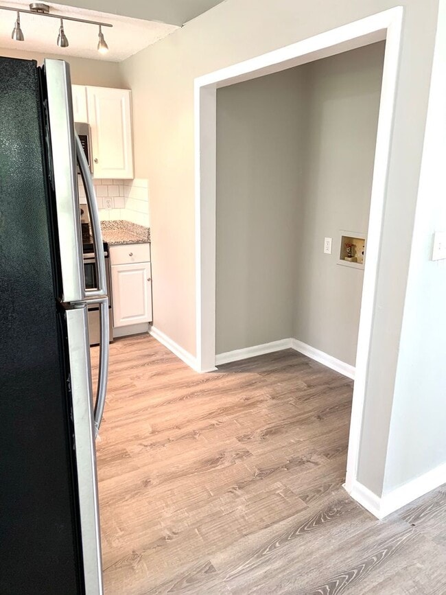 Building Photo - 208 State Line Rd