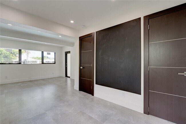 Building Photo - 2305 Magnolia Dr