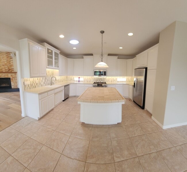 Building Photo - Contemporary Beautiful Spacious 4 bed 3 bath home