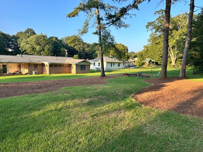 Building Photo - 200 Skyview Dr