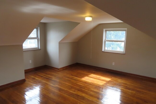 Building Photo - 1121 Fairwood Ave