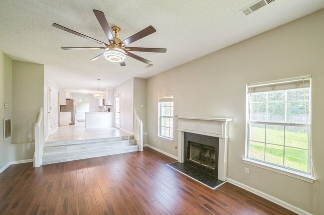 Building Photo - Spacious 5BR House in Fairburn