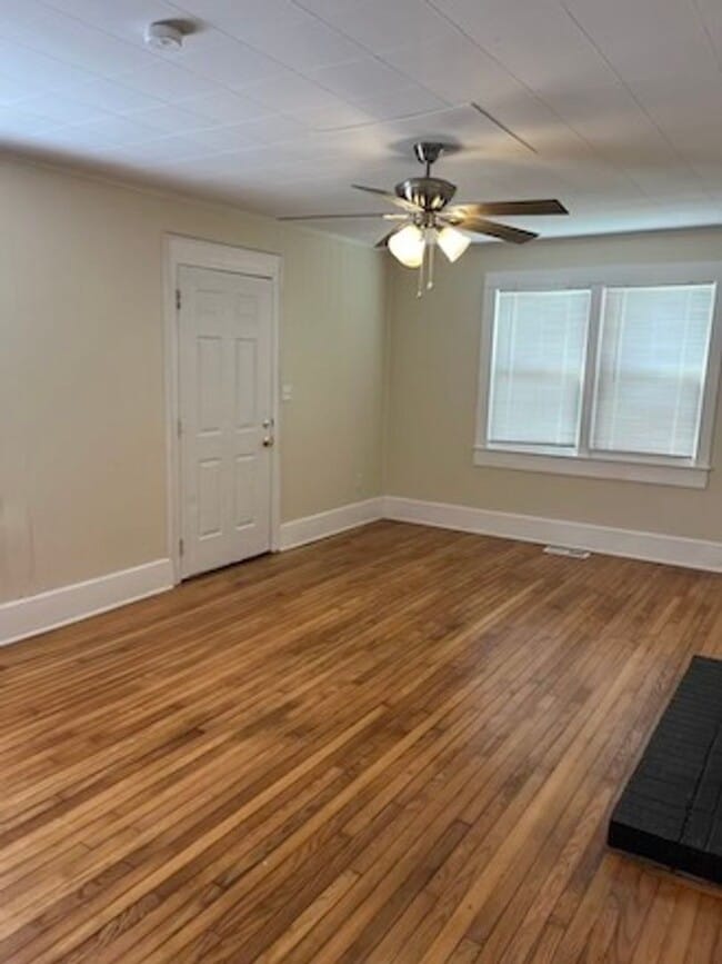 Building Photo - Nice Home, Convenient Location