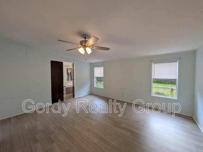 Building Photo - 3166 Redbud Ln