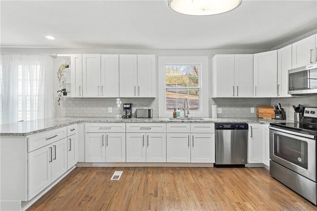 Building Photo - 1026 Deckner Ave SW