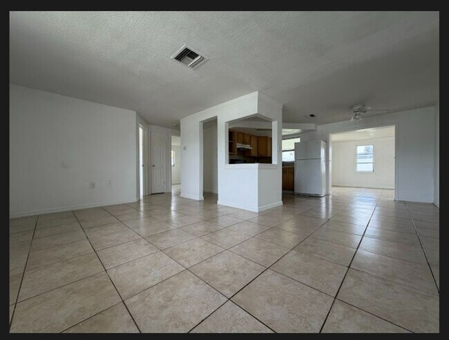 Building Photo - Fantastic 3-bedroom, 1-bath single family home with fenced in yard in Port Richey