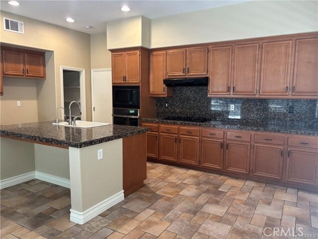 Building Photo - 20 Berlamo