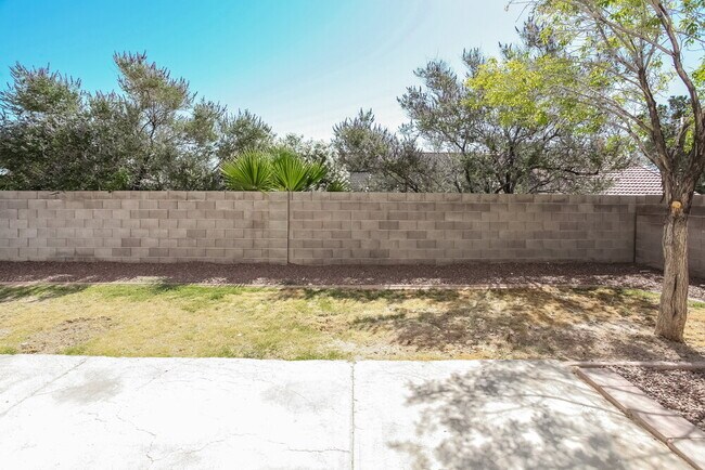 Building Photo - 4216 Laurel Hill Dr