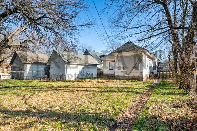 Building Photo - 221 S Glenn St