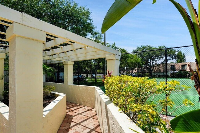 Building Photo - 15217 W Pond Woods Dr