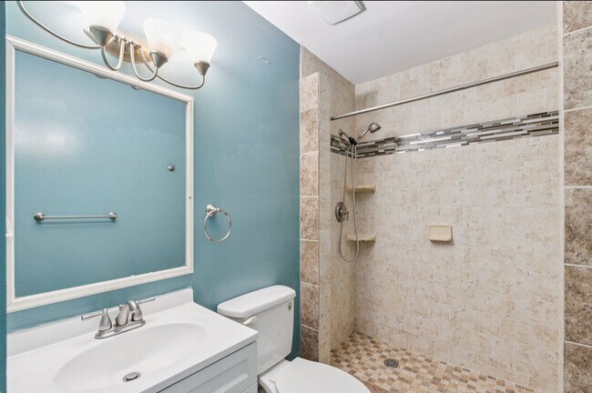 Building Photo - Spacious 3BR Townhome Near Metro & Nationa...
