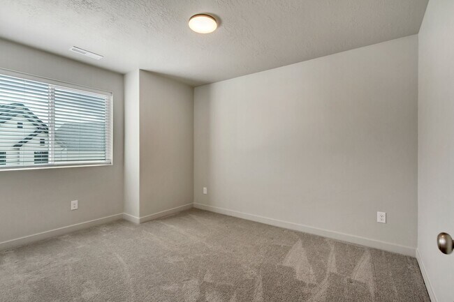 Building Photo - 3 Bedroom 2.5 Bathroom Home in Eagle Mountain!