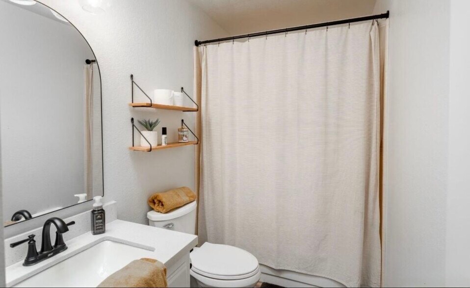 Building Photo - 729 W 37th St