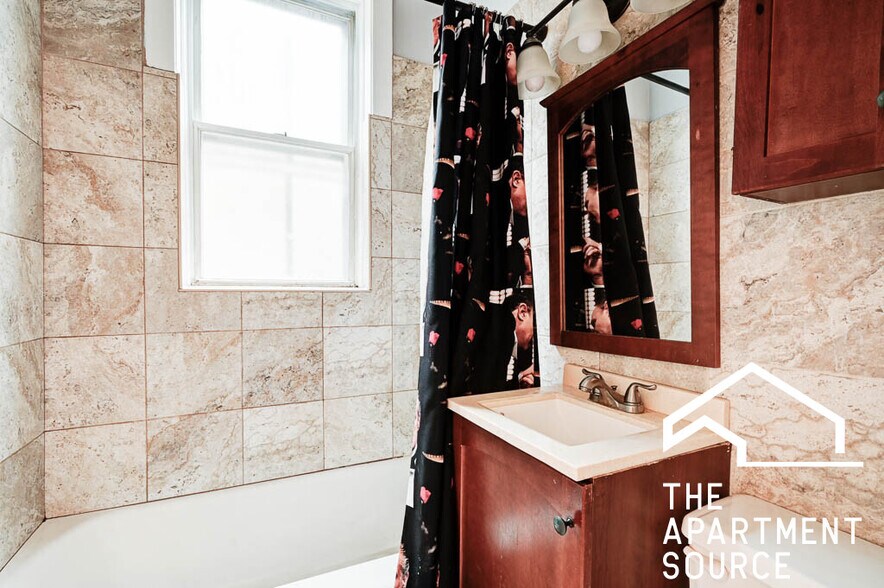 Building Photo - 907 W Belmont Ave