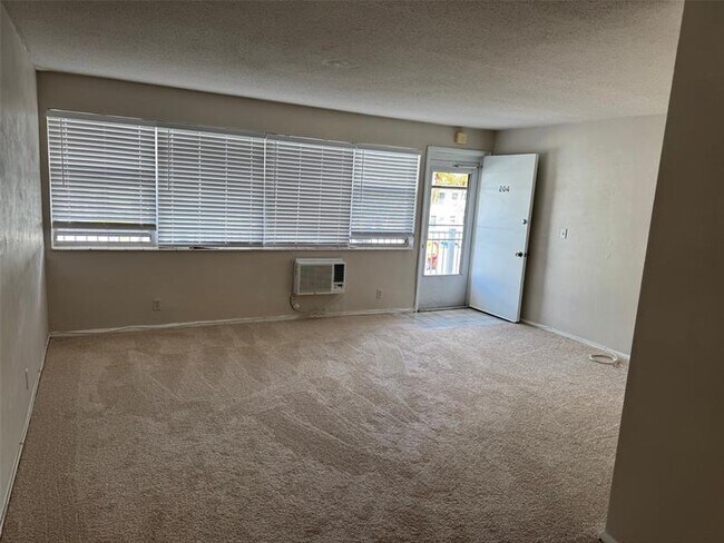 Building Photo - 625 Antioch Ave