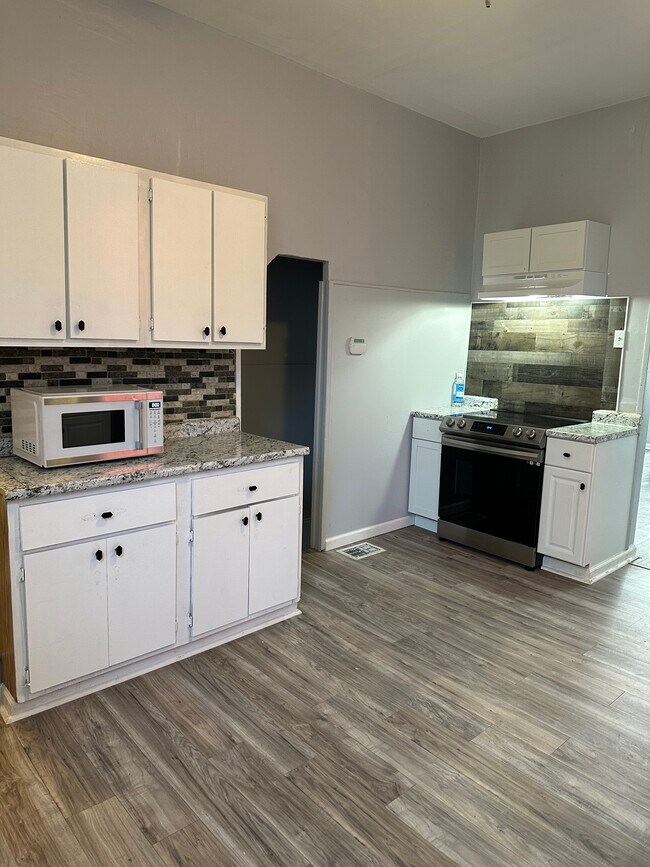 Building Photo - 3209 Iowa Ave