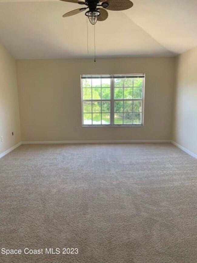 Building Photo - Beautiful Spacious Home