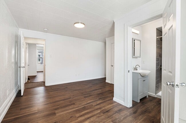 Building Photo - Totally Updated 3 bed, 3 bath, AMAZING loc...