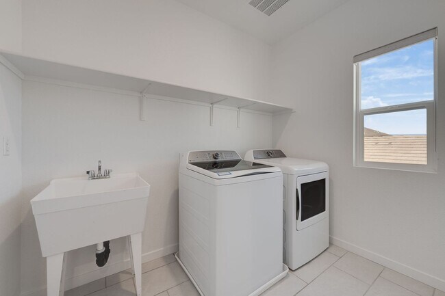 Building Photo - New 4 Bedroom Home with Next Gen Suite + S...