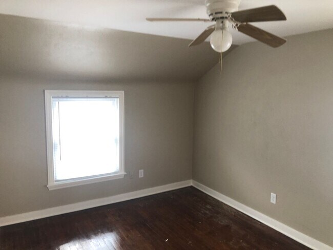 Building Photo - 3 Bedroom House