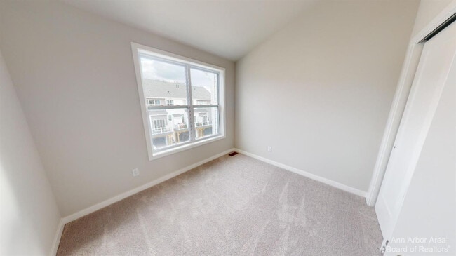 Building Photo - 2877 Rayfield Ave