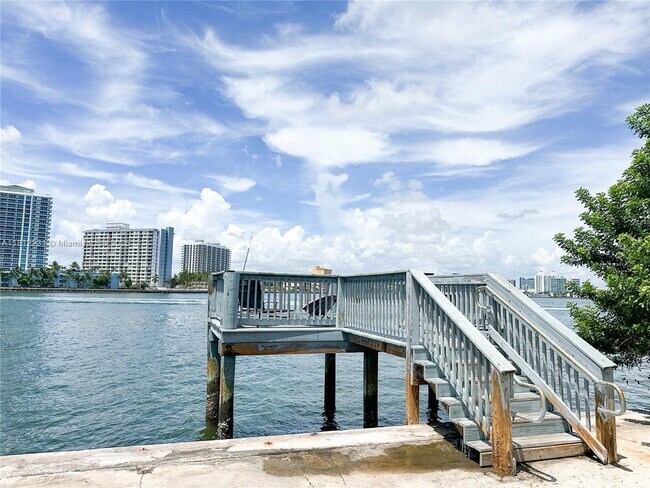 Building Photo - 2140 Bay Dr