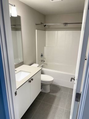 Building Photo - Stunning Tri Level 2 bed /2.5 bath Townhom...