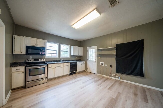 Building Photo - 807 Walnut St