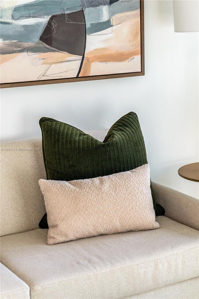 Building Photo - 601 NE 1st Ave