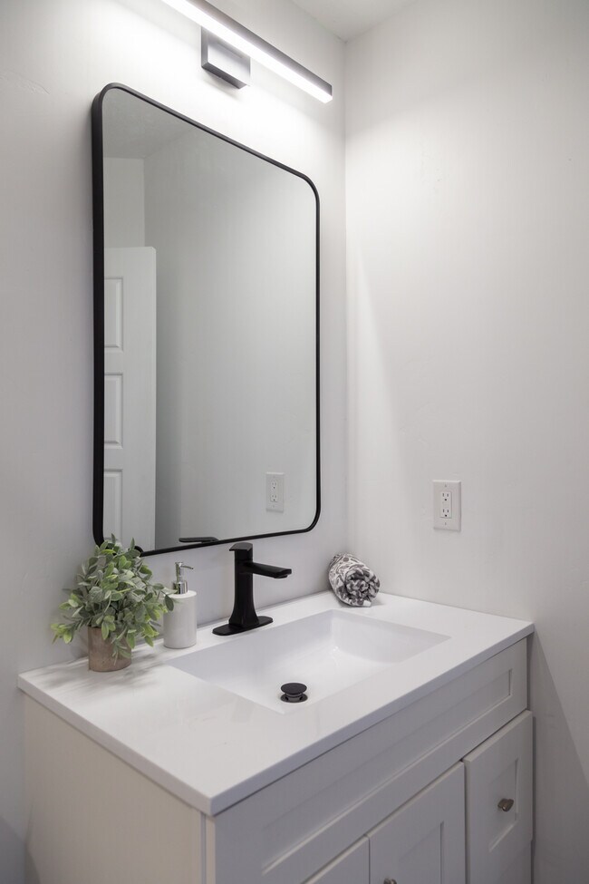 Building Photo - 193 S 400 W