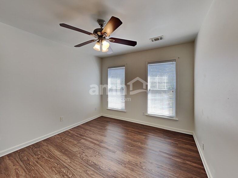 Building Photo - 922 Idlewood Dr