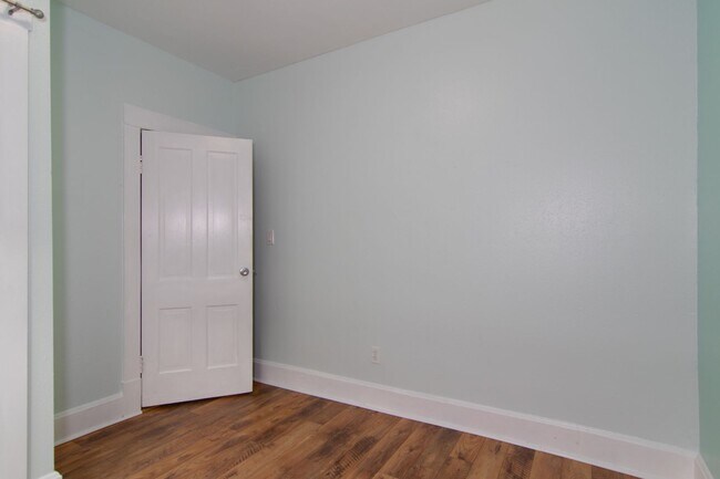 Building Photo - Cute  Craftsman home on locate on Spokane'...