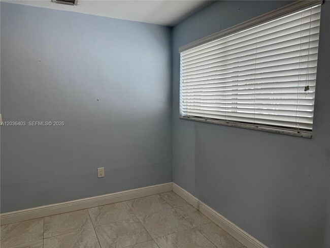 Building Photo - 3528 SW 25th Ter
