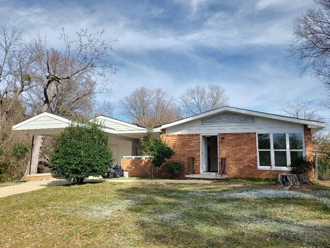 Primary Photo - 3 bedroom 1 bath ranch home w/ large fence...