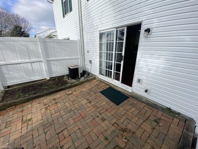 Building Photo - 2 br, 1.5 bath Condo - 4683 Cadmus Drive