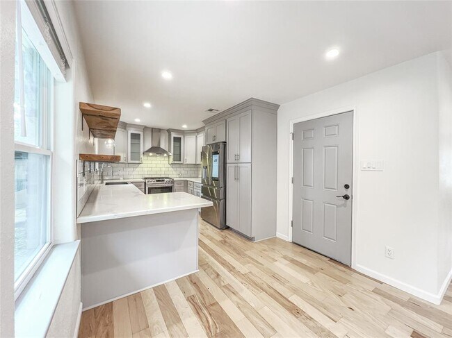 Building Photo - 5923 Dawnridge Dr