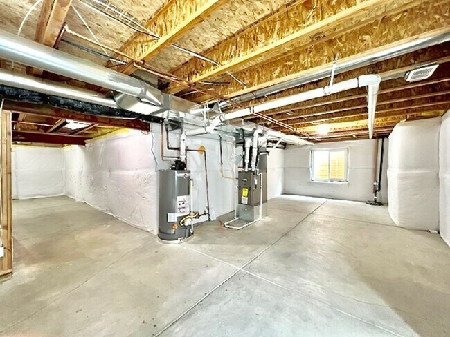 Building Photo - FABULOUS 4 BEDROOM HOME IN EASTVIEW ESTATES!!