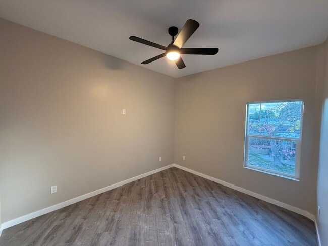 Building Photo - 4960 Rockford Dr