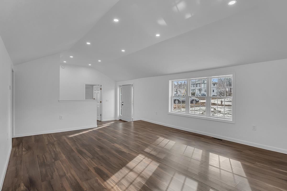 Building Photo - 297 Elm St