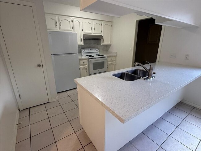 Building Photo - 608 Silva Dr