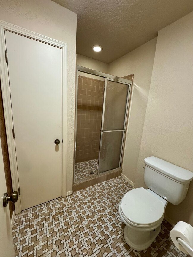 Building Photo - 3 Bedroom 2.5 Bath total 2,448 Square feet