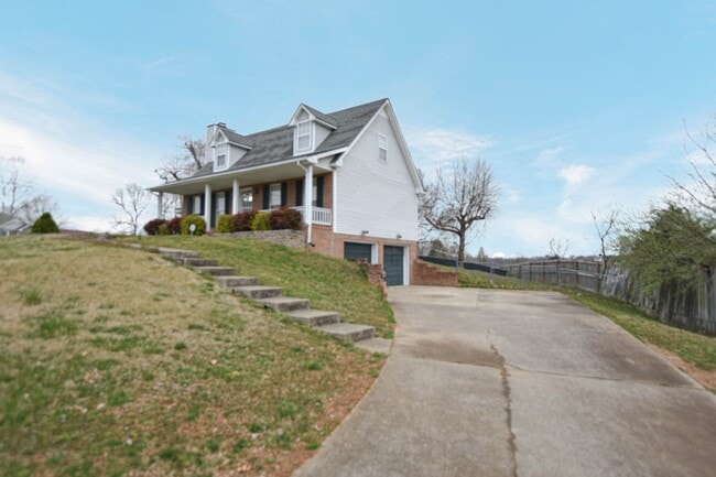 Building Photo - Pet Friendly Three Bedroom with Basement!