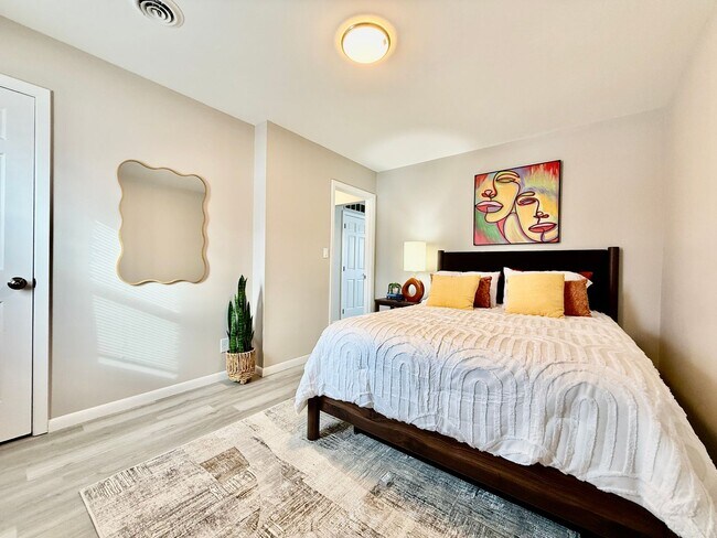 Building Photo - Cozy Two Bedroom Apartment in the City Center