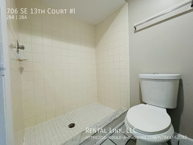 Building Photo - 706 SE 13th Ct